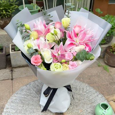 西安9朵玫瑰混搭百合，爱恋纯真无邪